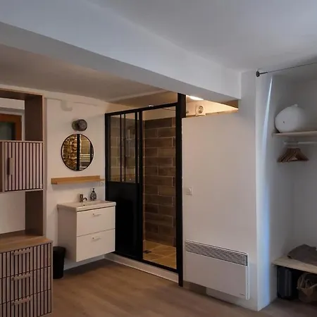 Climatise Au Coeur Du Village Apartman